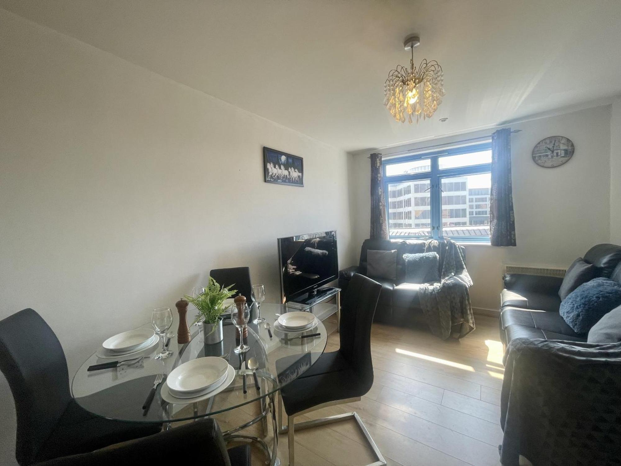 Hk Life Serviced Apartment , City Centre Swindon Exterior photo
