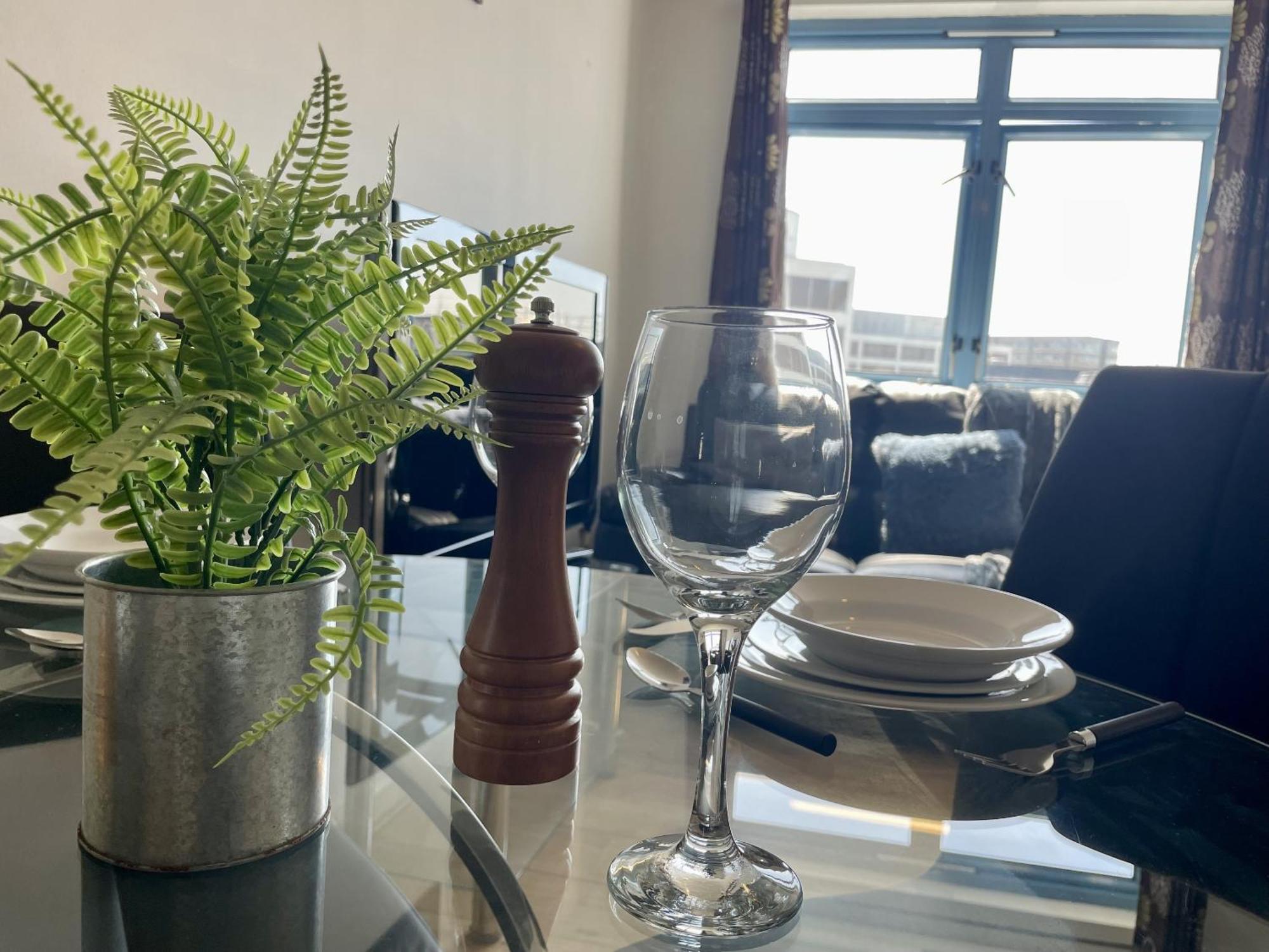 Hk Life Serviced Apartment , City Centre Swindon Exterior photo
