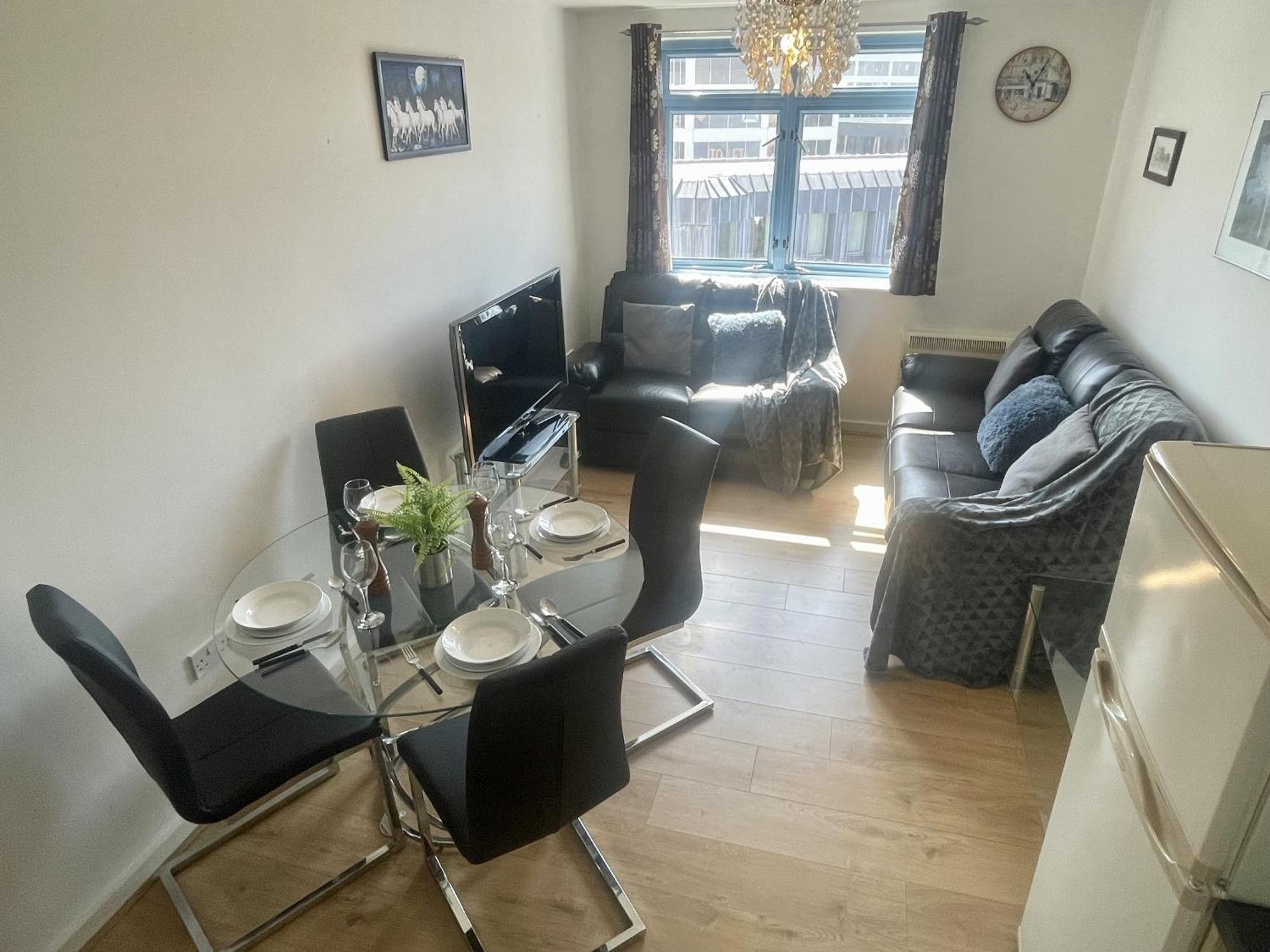 Hk Life Serviced Apartment , City Centre Swindon Exterior photo