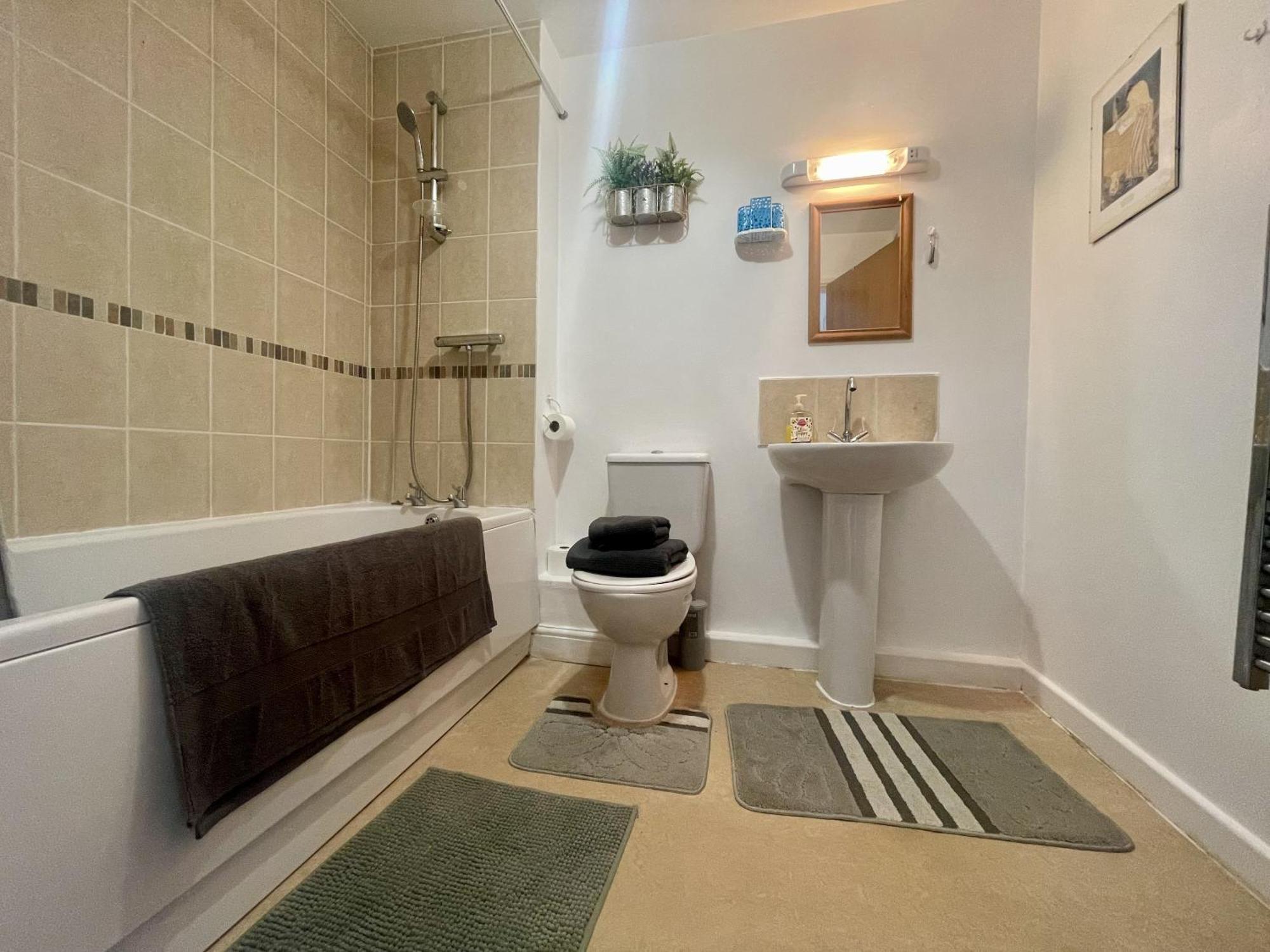 Hk Life Serviced Apartment , City Centre Swindon Exterior photo