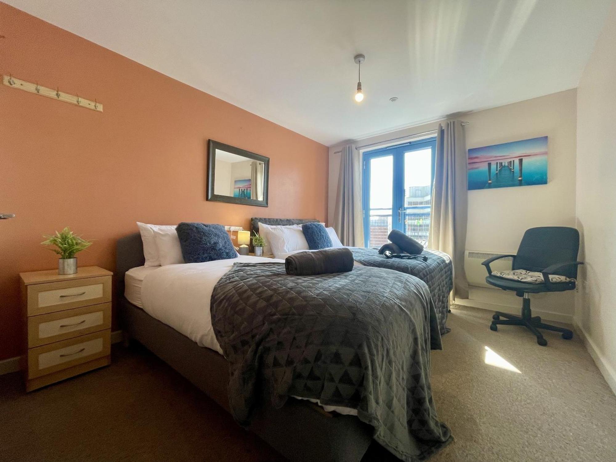 Hk Life Serviced Apartment , City Centre Swindon Exterior photo
